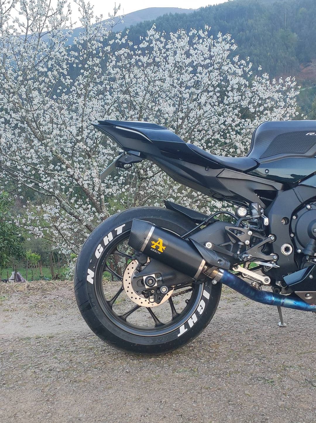 Escape YAMAHA R1/MT10