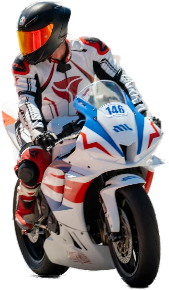 Uno dei fondatori di Motoland in pista, sulla sua moto da corsa con il logo Motoland